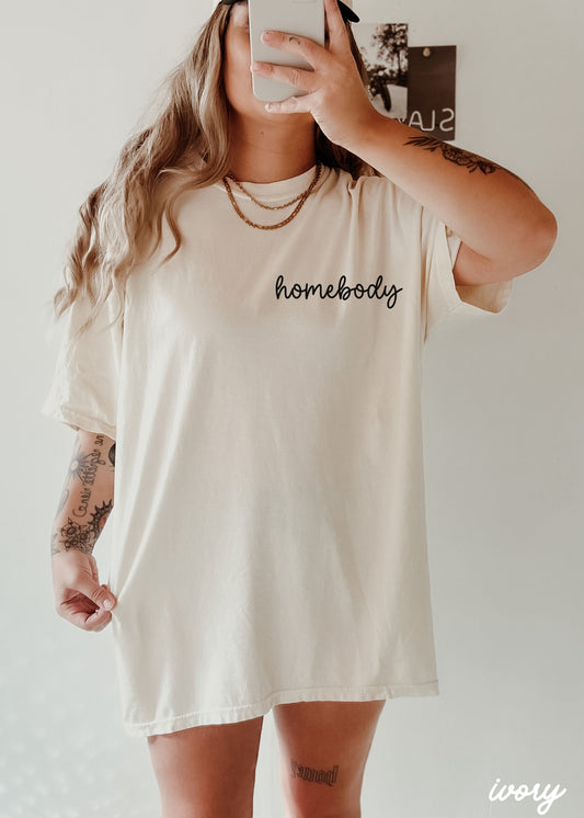 Homebody Cursive Tee *10 Colors (S-3X) Chloe Vs Tank The Boutique